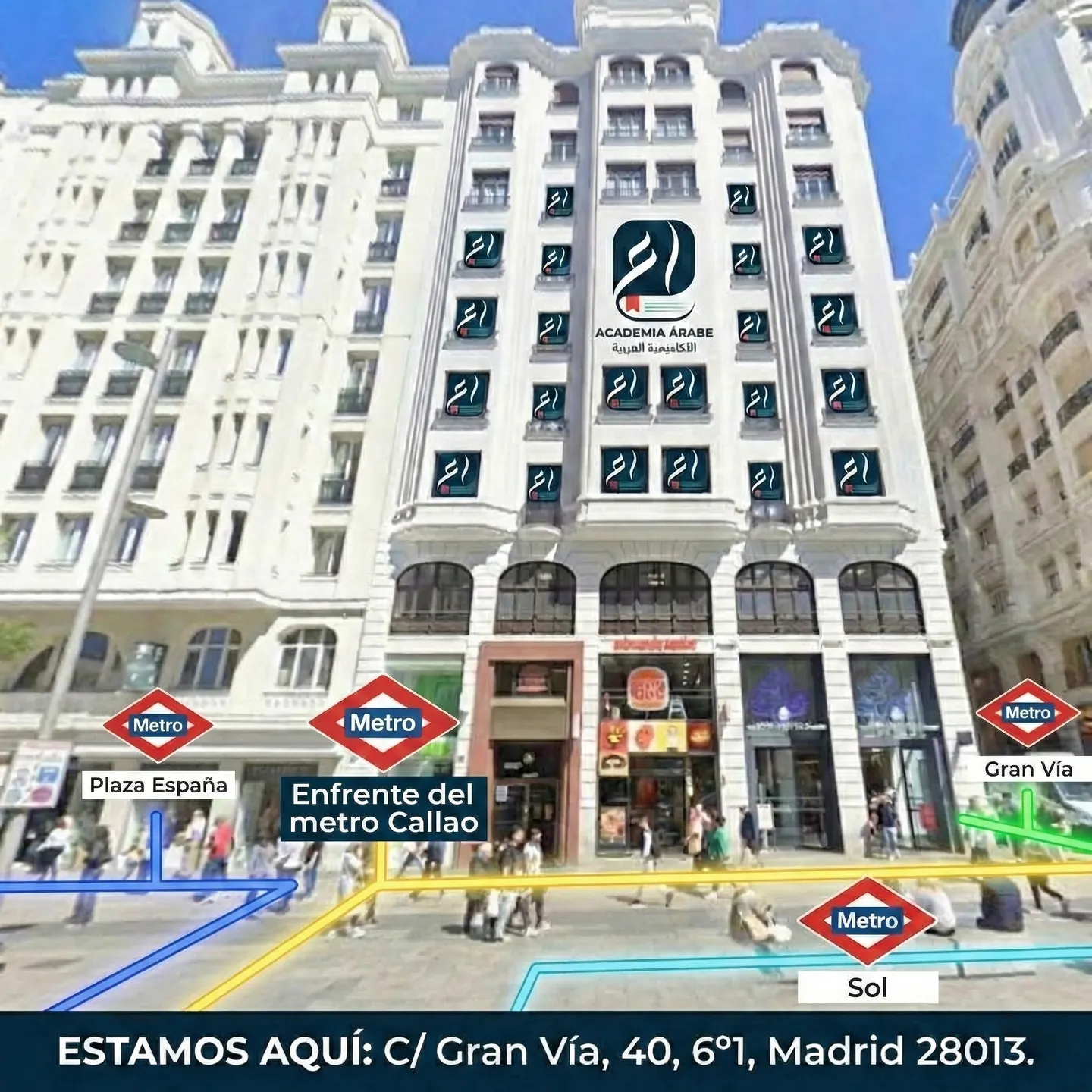 La fachada de Gran Vía 40 con el logo de Academia Árabe en la sexta planta, las bocas de metro de Callao, Gran Vía, Plaza de España y Sol señaladas, y el rótulo «Estamos aquí: C/ Gran Vía, 40, 6.º 1, Madrid 28013»